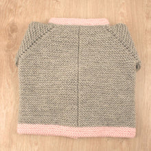 Handgestrickter Babyjanker mit rosa Rand