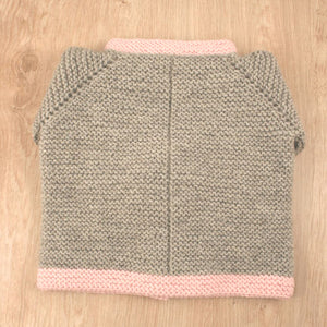 Handgestrickter Babyjanker mit rosa Rand