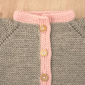 Handgestrickter Babyjanker mit rosa Rand