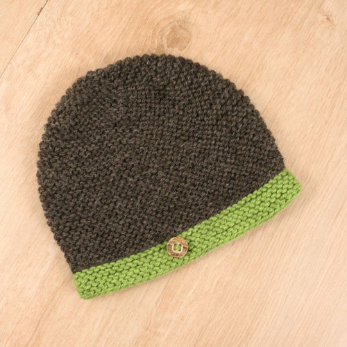 Handgestrickte Babymütze mit grünem Rand