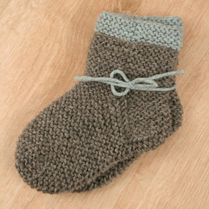 Handgestrickte Babysocken mit hellblauem Rand