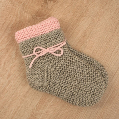 Handgestrickte Babysocken mit rosa Rand