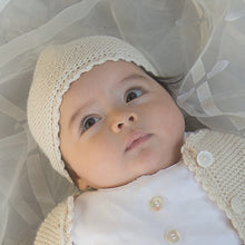 Baby mit Mütze für die Taufe