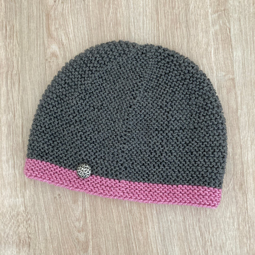 Handgestrickte Babymütze mit pinken Rand