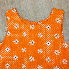 Schürzen-Kleid in Orange mit weißen Blüten