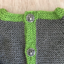 Babyjanker mit grünem Rand und Metallknöpfen