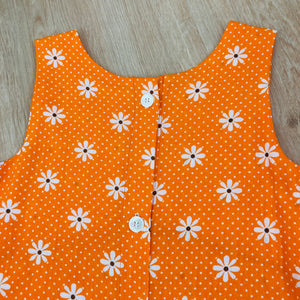 Schürzen-Kleid in Orange mit weißen Blüten