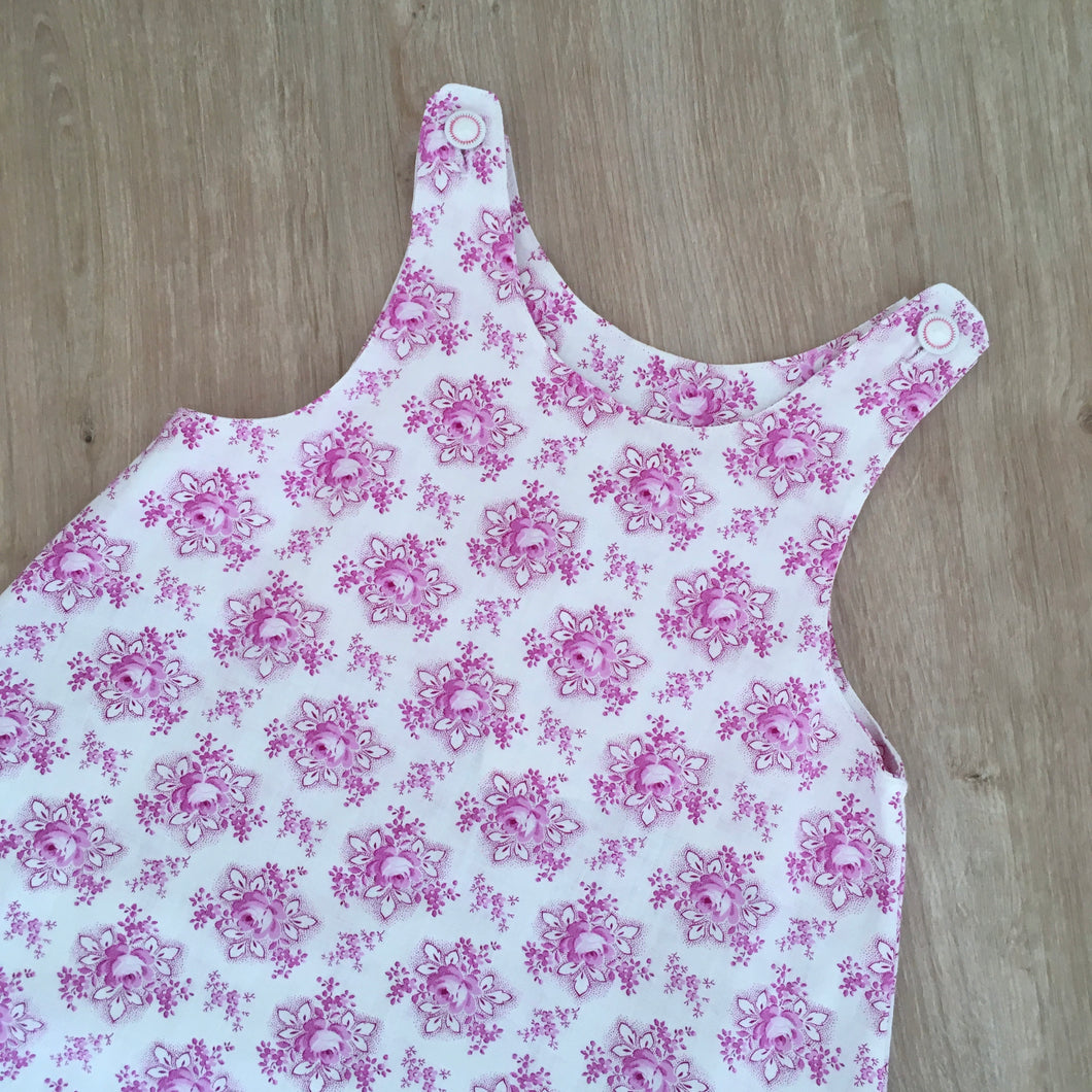 Kleid aus Vintagestoff mit pinken Rosen